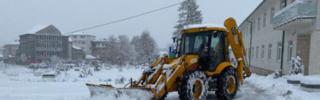 Главни правци проходни, снег у нижим пределима Ивањице и Врања