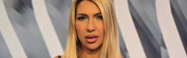Pojavila se u programu sa ružama na grudima: Jovana Jeremić zapalila studio (FOTO)