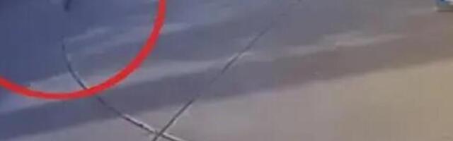 DIVLJA ZVER SE ZALETELA I ZGRABILA MALIŠANA! Kamere ZABELEŽIL DRAMATIČAN TRENUTAK, zatim usledio JOŠ VEĆI UŽAS