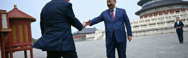 SKRIVENE PORUKE IZ PEKINGA! Stručnjak za govor tela analizirao ponašanje Trampa i Sija, jedan DETALJ jasno pokazuje stanje lidera SAD - ovo su "potezi lava"