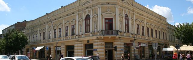 Najezda GAMADI u Šapcu, slike su jezive! Padaju i sa fasada: Na nožicama nose bakterije, mogu otrovati hranu