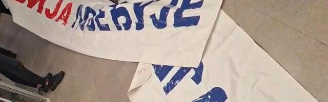 Vučićevi ćaciji zaustavljeni u Tivtu, među njima i Novosađani: Imali transparent "Srbija pobeđuje"