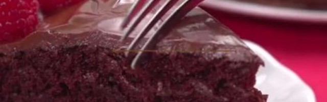 ČOKOLADNI KOLAČ BEZ PEČENJA! Pravi se za 10 minuta i u njega ne idu BRAŠNO I JAJA! Sjajan dezert (FOTO)