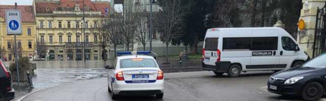 FOTO: Incident ispred Gradske kuće, reagovala i policija