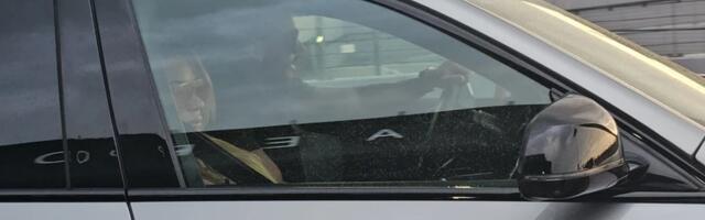 TEA TAIROVIĆ STIGLA NA SVOJE VENČANJE: Pevačicu dovezao budući muž u besnoj mašini, prekrili lice naočarima