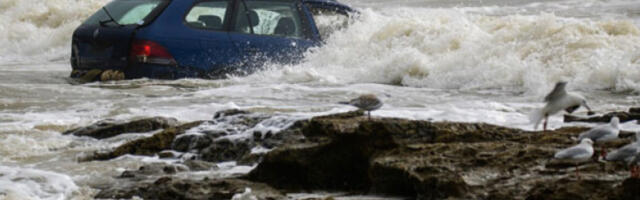 Поплаве у Аустралији: Жена страдала током невремена, 20 људи спасено