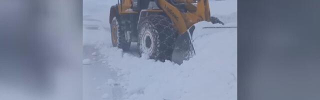 ZAVEJANA KRITIČNA DEONICA U SRBIJI, SMETOVI VISINE NEKOLIKO METARA: Ovuda ne krećite na put! Oglasio se i RHMZ - evo gde će da pada sneg do kraja dana (VIDEO)
