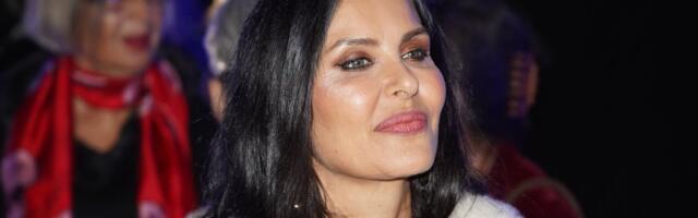 Sa bivšim mužem i novim dečkom u liftu: Elena ne skida osmeh sa lica pored njih (FOTO)