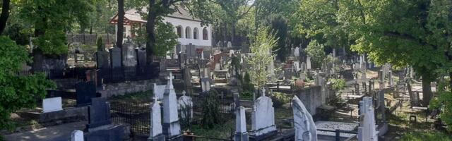 KOPALI ZA OGRADU OKO LJUBIŠINOG GROBA, NAIŠLI NA PLOČU STARIJU OD VEKA: Misterija na groblju kod Aleksinca: Na njoj čudan simbol i dve ukrštene kosti?! (FOTO)