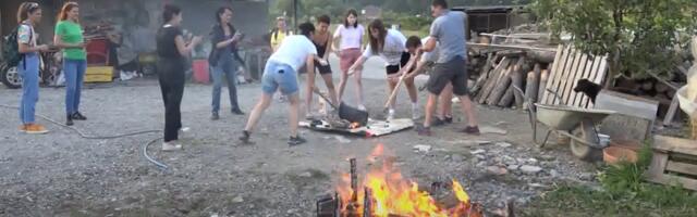 Pečenjem radova u vatri završena kolonija Zlakusa (VIDEO)