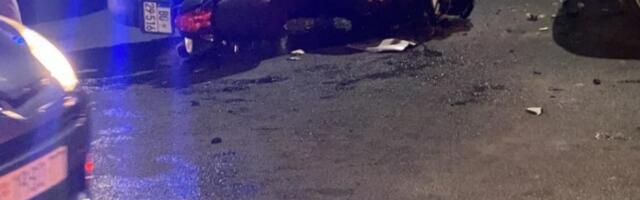 POGINUO TINEJDŽER U VETERNIKU! Motorom se zakucao u ogradu pored puta!