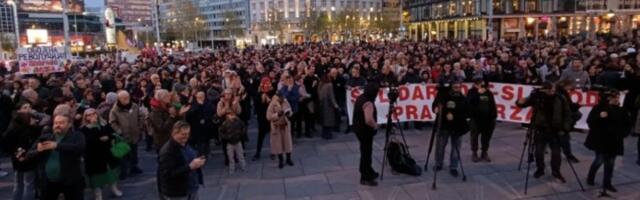 Na Trgu poruka da se stane progonu stranih državljana, posvećena pesma i Vučiću (FOTO, VIDEO)