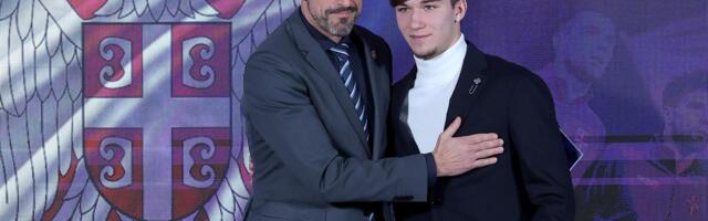 VELJKO PAUNOVIĆ URUČIO VASILIJU KOSTOVU VEOMA VAŽAN DOKUMENT! Fudbalska Srbija ovo prvi put vidi - selektor Orlova uvodi kodeks ponašanja za reprezentativce!