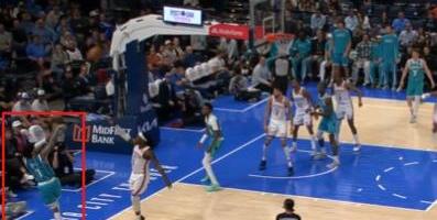 KAKO, ČOVEČE? KAKO? Luđi koš od ovoga nećete videti: Sa jedne noge, u padu, iz ćoška - na isteku napada! (VIDEO)