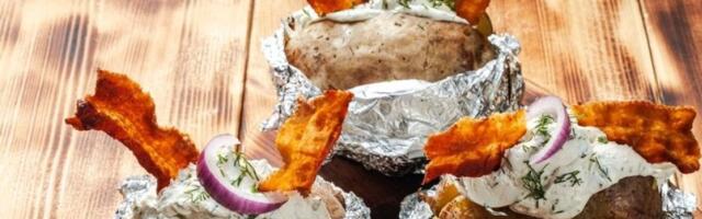 Zapečeni krompir u foliji sa kajmakom i slaninom - savršen uz kiseli kupus