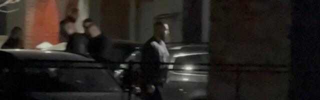 KOLEGA HITNO STIGAO U PORODIČNI DOM DARKA LAZIĆA! On se prvi pojavio da izjavi saučešće! (VIDEO)