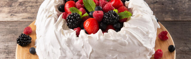 Pavlova torta: Slatka zagonetka nežne kore, napravljene od belanaca