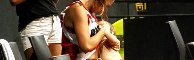 VIDEO: Košarkašica podojila ćerku usred utakmice