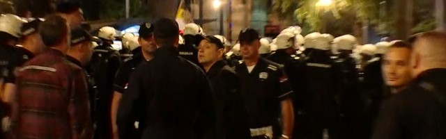 FOTO: Protest antiglobalista, i ministar Vulin sa policajcima
