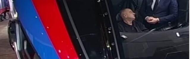 Pink vlak u ružičastoj magli