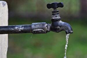 Колера се преноси контаминираном водом, повећан ризик у областима погођеним земљотресом или ратом