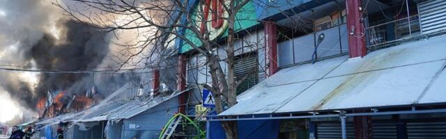 Vatrogasci dežuraju isped Kineskog tržnog centra