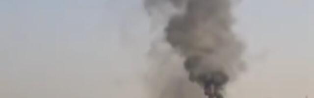 Crni dim nadvio se nad auto-putem, dok POŽAR guta automobil (VIDEO)