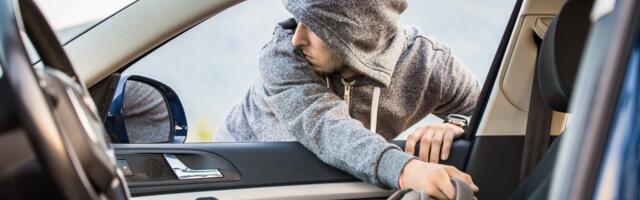 Dvostruka krađa u Beogradu: Iz kola ukrali laptopove, 2.500 evra i dokumenta