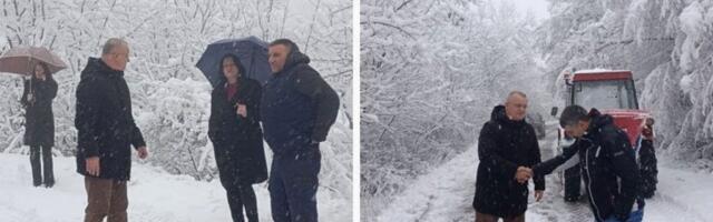 DRAMATIČNO U KLADOVU! Jaka snežna mećava ne prestaje da veje, predsednik opštine na TERENU SA DEŽURNIM SLUŽBAMA!