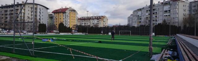 Niški fudbaler ne zaboravlja gde je „prohodao“ – donirao 90.000 evra za obnovu terena u Duvaništu