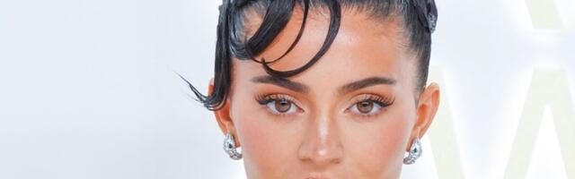 Grudi samo što ne ispadnu: Kajli BACILA MUŠKARCE u trans (FOTO)