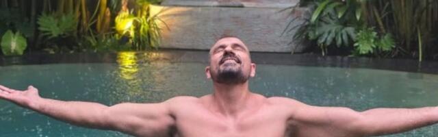 Minin bivši napustio Srbiju, pa se skinuo i pokazao sve: Na leđim tetovaža krsta, a mišići pucaju u 46. godini