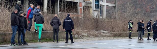 Poginuo muškarac, vatrogasci kod vozila: Potresne slike sa mesta teške nesreće kod Prijepolja – golf se zakucao u kamion (FOTO)