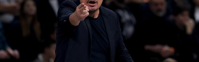 RASPADA SE SVE, ALI ATAMAN SE NE PREDAJE! Baš je tvrdoglav uprkos svemu...