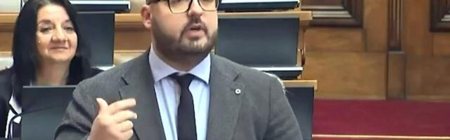 HIT SNIMAK! Ponoševom poslaniku sletela muva na glavu - Brnabić iskoristila priliku da mu očita lekciju!