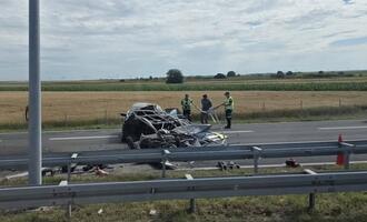 STRAVIČNA SAOBRAĆAJKA KOD KOVILJA: Automobil se zakucao u kamion, strašne scene na auto-putu, delovi vozila rasuti svuda po drumu (FOTO)