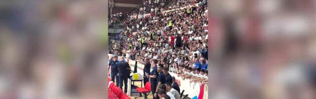 Ognjen Dobrić sa longetom na ruci prati meč Srbija - BiH