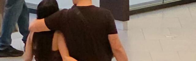 Pobednik "Pinkovih zvezda" UHVAĆEN u TRŽNOM CENTRU sa trudnom suprugom - Šetaju ZAGRLJENI, a svi u čudu šta joj je PREPUSTIO! (VIDEO)