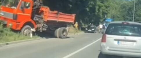 STRAVIČAN UDES NA MAGISTRALI KOD UŽICA Zakucali se kamion i dva vozila, hitne službe na terenu! Stvaraju se ogromne gužve (VIDEO)