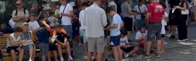 Imam, imam, imam... NEMAM! Fudbalska groznica blokirala centar - Menjaju se sličice, godine nisu važne! (FOTO)