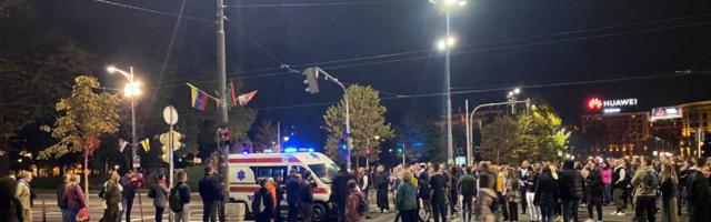 Demonstranti antivakseri u Beogradu prevazišli sami sebe - Zaustavili kola Hitne pomoći i nisu hteli da ih puste misleći da su ubačeni elementi