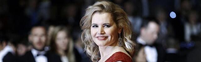 Holivudska diva šeta bosa s majicom na glavi