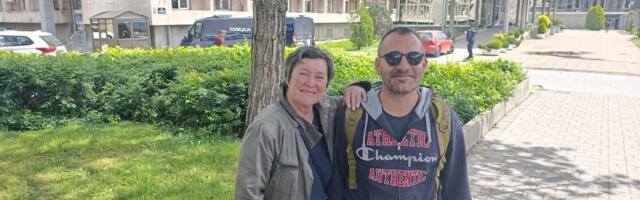 Kragujevački aktivista priveden, pa pušten, zbog pokazivanja srednjeg prsta autobusima koji su spremali za odlazak na miting u Niš