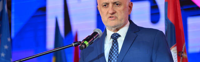 MINISTAR GAJIĆ OBILAZI POVREĐENE U NESREĆI KOD NOVOG SADA Ministarstvo sporta na raspolaganju porodicama