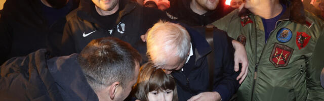 (FOTO/VIDEO) Suza suzu stiže: Žoca na aerodromu dočekala devojčica koju poljubi pred svaki meč