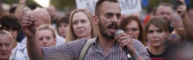 BLOKADERI U SEČNJU POKUŠAVALI DA UĐU U IZBORNE ŠTABOVE, PA UNAKAZILI BILBORD SA LIKOM ALEKSANDRA VUČIĆA: Viđen i Brajan Brković!