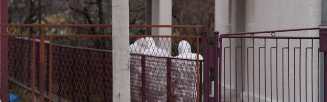 Policajci u kući u Čačku zatekli horor scene: Majci i ocu prerezani vratovi, sin izboden u grudi