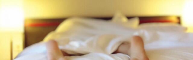 Da li spavanje na stomaku može da izazove glavobolju?