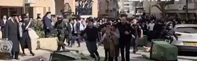 Haos u Izraelu: Ultraortodoksni Jevreji napali žene vojnike i zapalili policijski auto (VIDEO)