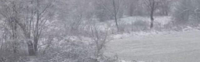 Dramatičan snimak iz zapadne Srbije: Vozila se uz nadljudske napore probijaju kroz sneg